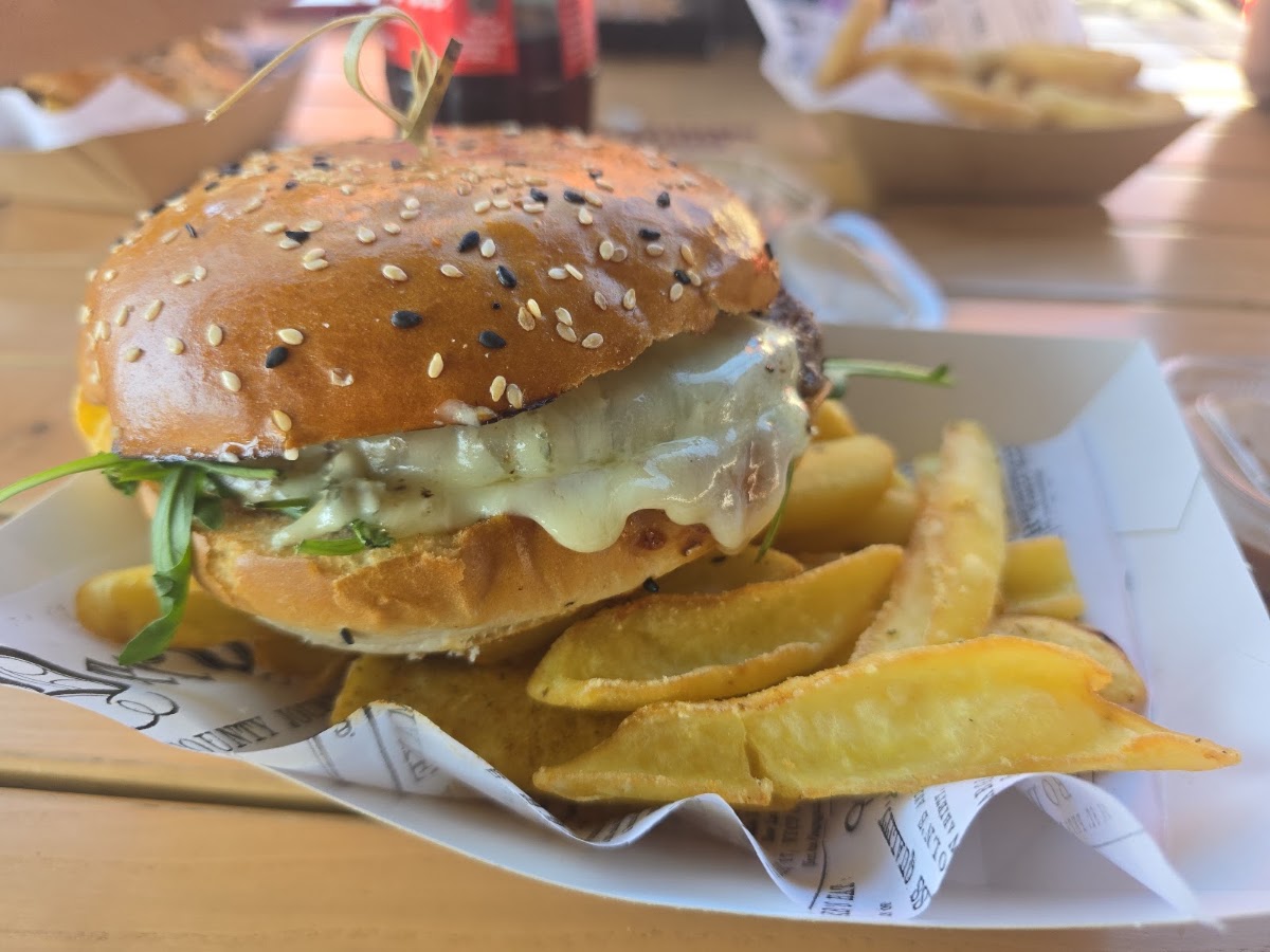 Burger cu brânză topită și cartofi wedges