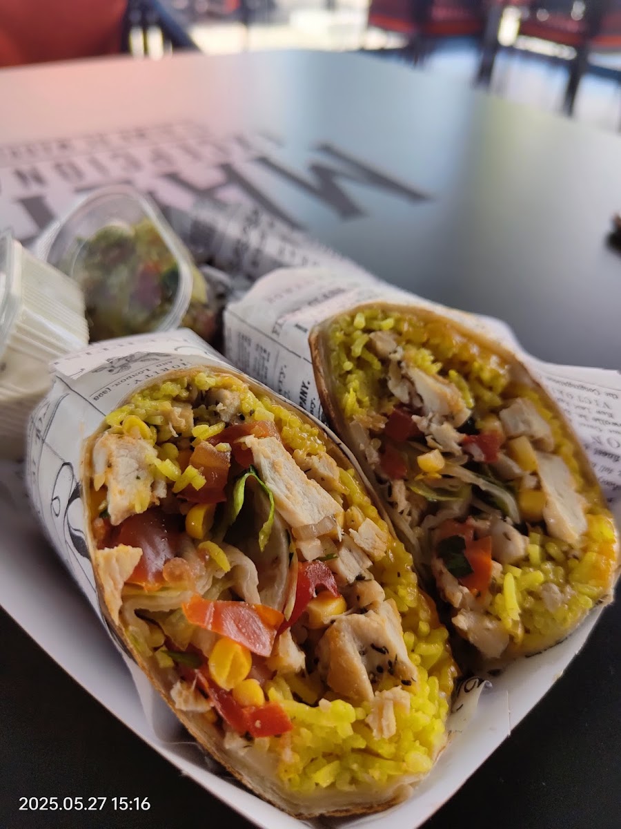 Burrito cu pui și orez aromatizat de la Mexican El Foodie